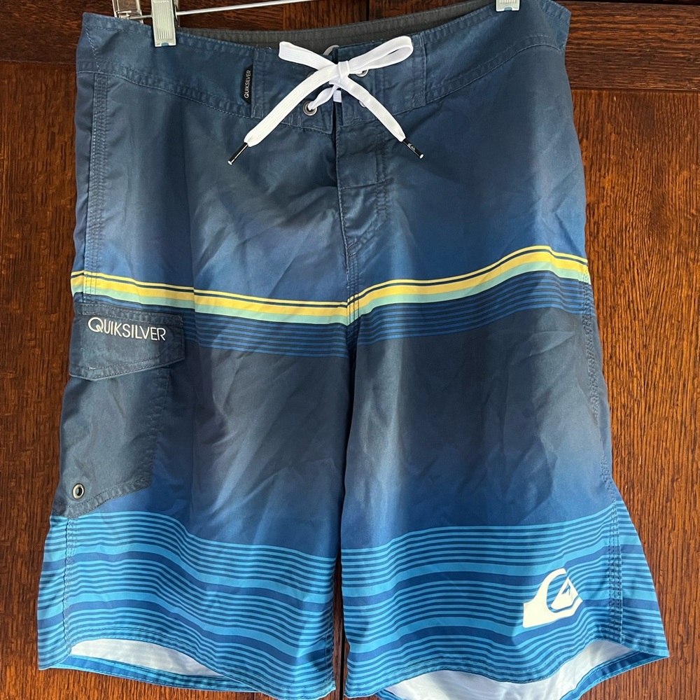 Quiksilver Blue Striped Board Shorts Men’s size 32